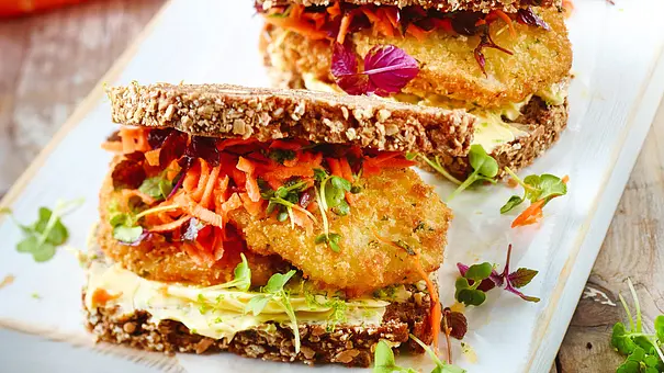 Sandwich mit Gemüse-Bratling - Foto: LECKER @ Bauer Media Group Sandwich mit Gemüse-Bratling - Foto: LECKER @ Bauer Media Group