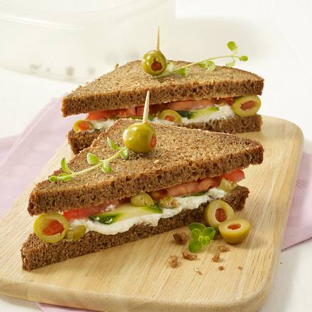 Sandwich mit Schafskäsecreme, Tomaten, Zucchini und Oliven Rezept
