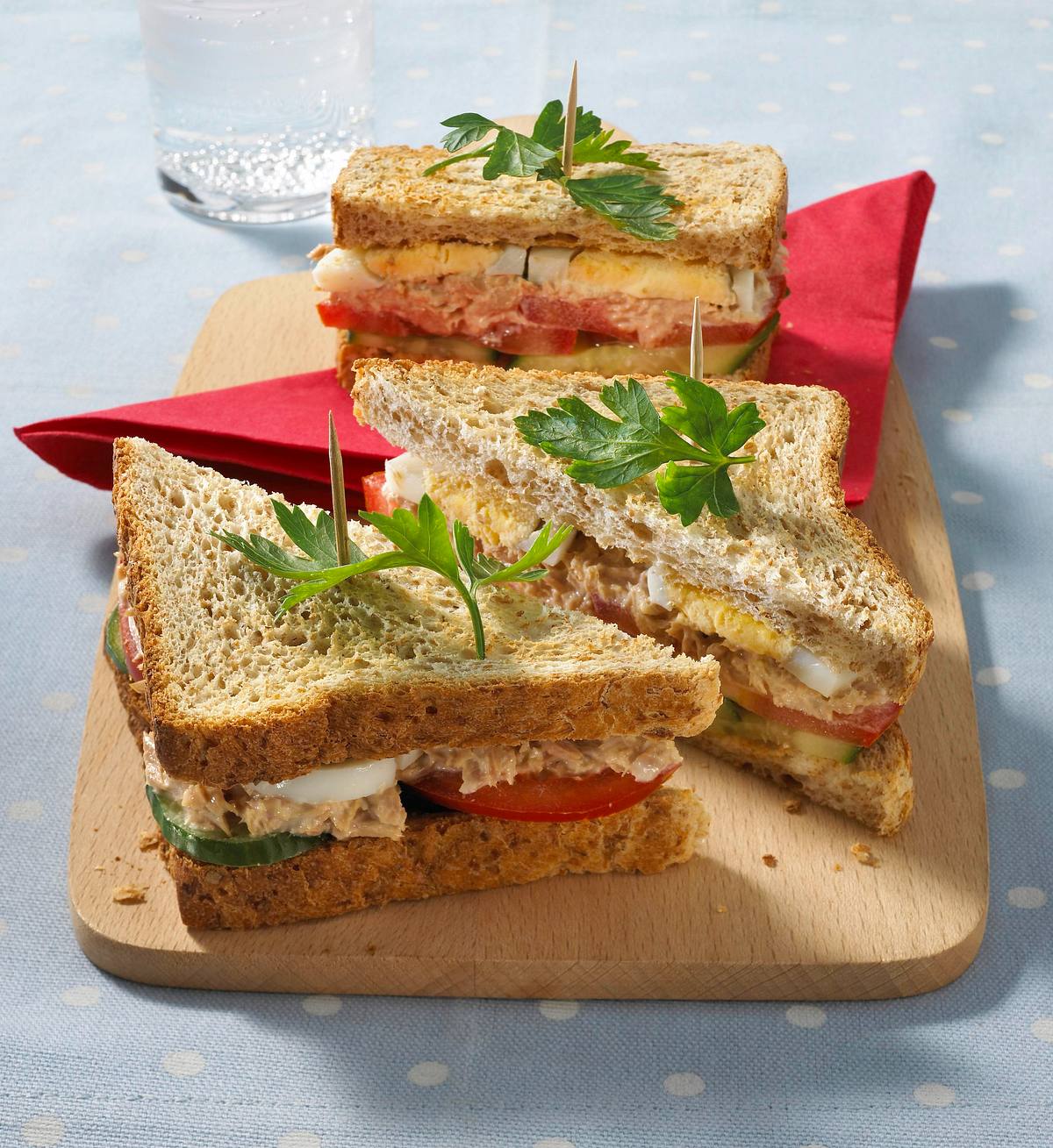 Sandwich mit Thunfischcreme, Tomaten, Gurken und Eischeiben Rezept