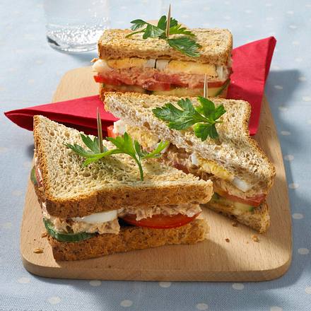Sandwich mit Thunfischcreme, Tomaten, Gurken und Eischeiben Rezept Sandwich mit Thunfischcreme, Tomaten, Gurken und Eischeiben Rezept