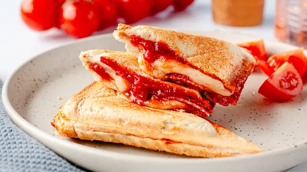 Pizza-Sandwich Rezept - Foto: ShowHeroes für LECKER @ Bauer Media Group Pizza-Sandwich Rezept - Foto: ShowHeroes für LECKER @ Bauer Media Group