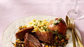 Sanft gebratene ­Gänsebrust mit ­Bratapfel Rezept - Foto: LECKER @ Bauer Media Group