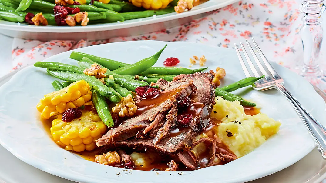 Sanft geschmorter Steakbraten mit grünen Bohnen und Sour-Cream-Stampf Rezept - Foto: LECKER @ Bauer Media Group Sanft geschmorter Steakbraten mit grünen Bohnen und Sour-Cream-Stampf Rezept - Foto: LECKER @ Bauer Media Group