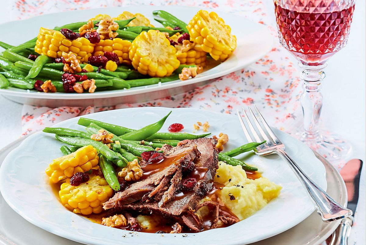 Sanft geschmorter Steakbraten mit grünen Bohnen und Sour-Cream-Stampf Rezept