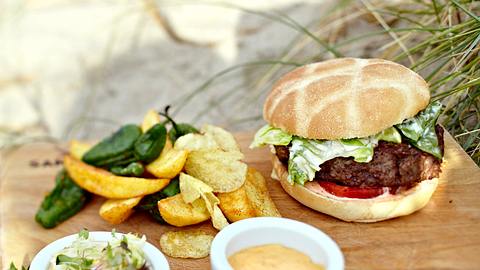 Sansibar-Burger mit Kartoffelmix Rezept - Foto: House of Food / Bauer Food Experts KG