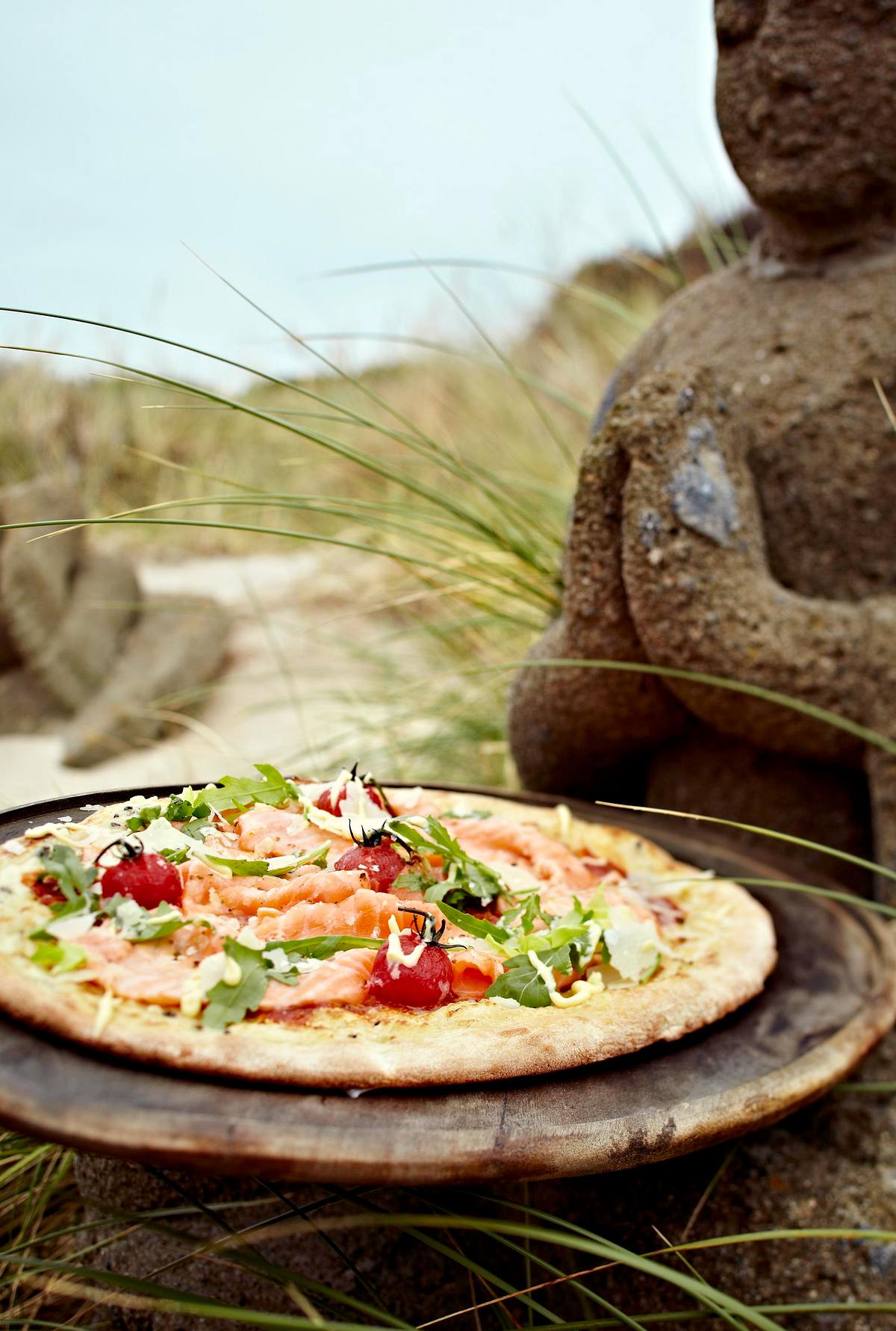 Sansibar-Pizza mit Wildlachs, Tomaten und Rucola Rezept