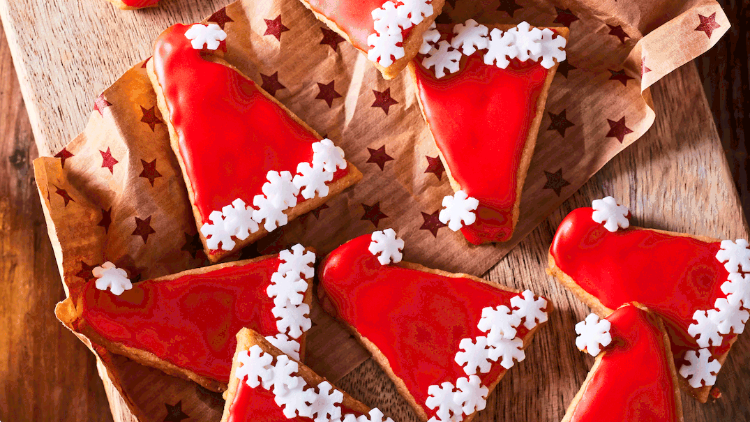 Santa-Claus-Erdnuss-Mützen Rezept - Foto: LECKER @ Bauer Media Group Santa-Claus-Erdnuss-Mützen Rezept - Foto: LECKER @ Bauer Media Group