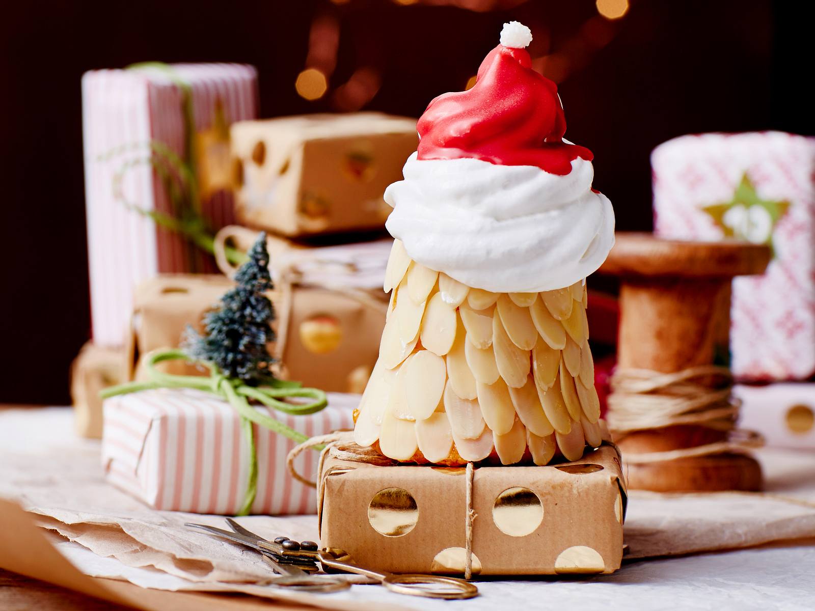 Santas Mandeltörtchen mit Baiser-Rauschebart Rezept | LECKER