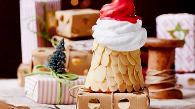 Santas Mandeltörtchen mit Baiser-Rauschebart Rezept - Foto: LECKER @ Bauer Media Group