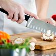 Eine Person schneidet Pilze mit einem Santoku-Messer - Foto: iStock/nicolesy
