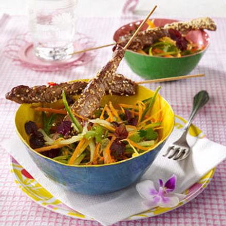 Saté-Spieße mit Asiasalat Rezept Saté-Spieße mit Asiasalat Rezept