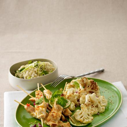 Satè-Spieße zu gebratenem Blumenkohl Rezept