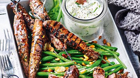 Sattmacherspieße auf kernigen Böhnchen Rezept - Foto: House of Food / Bauer Food Experts KG