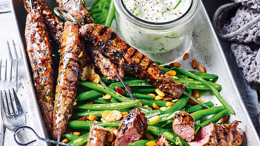Sattmacherspieße auf kernigen Böhnchen Rezept - Foto: House of Food / Bauer Food Experts KG