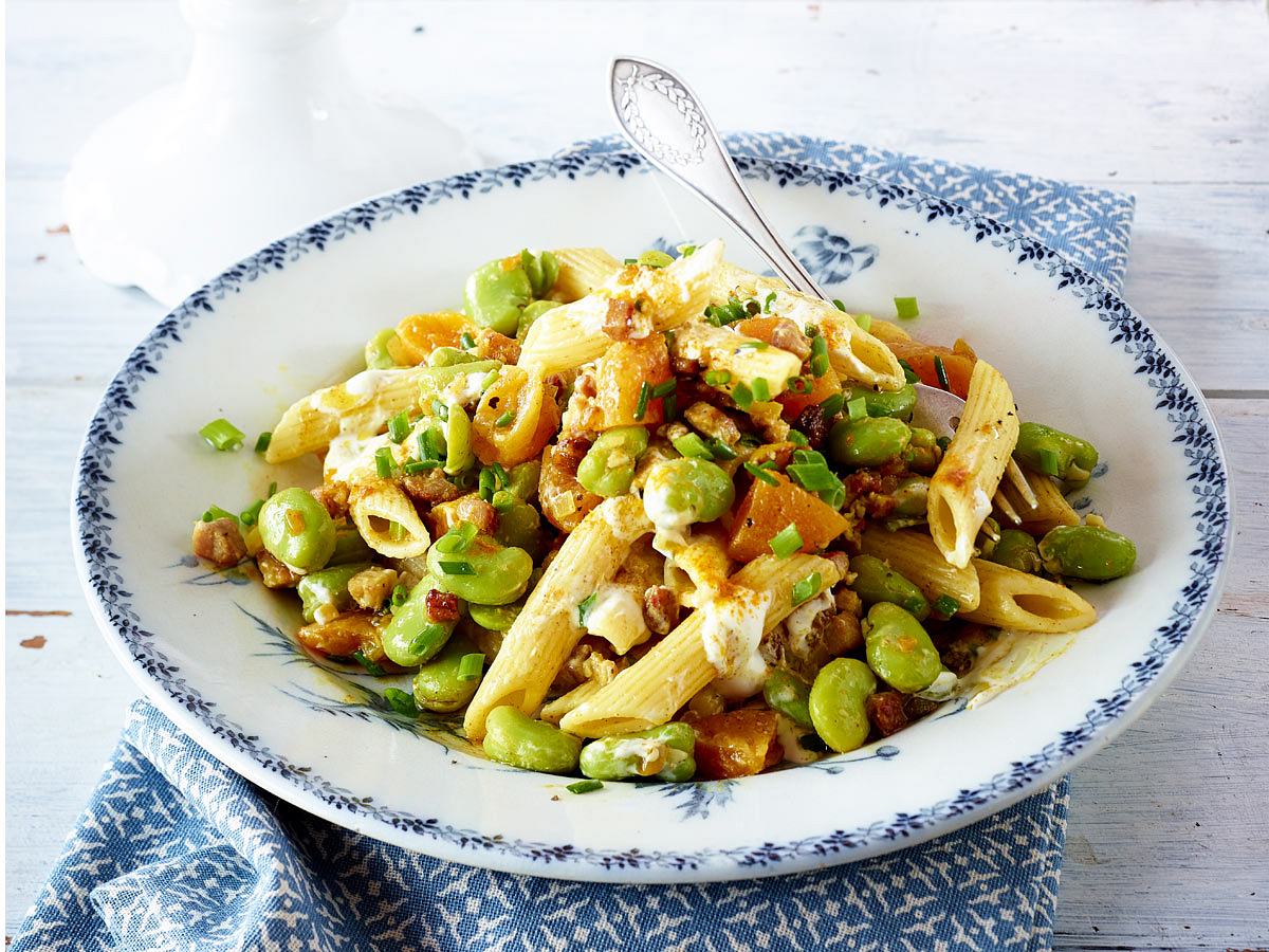 Saubohnen-Nudelsalat mit Aprikosen und Curry-Speck-Marinade Rezept