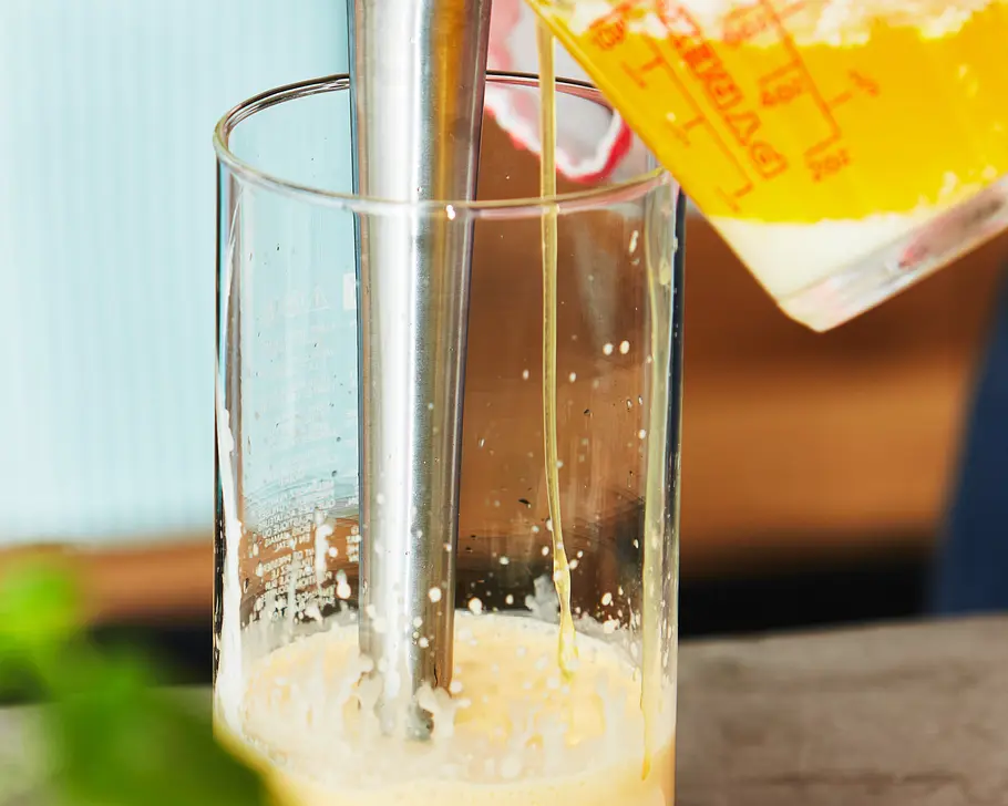 Flüssige Butter wird mit dem Pürierstab untergemixt