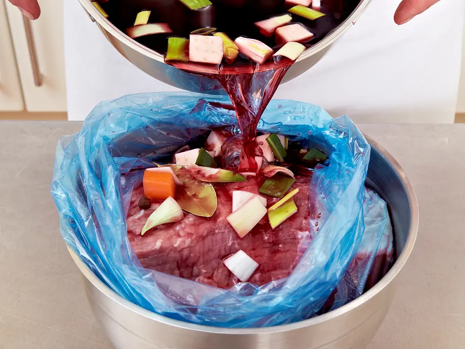 Sauerbraten wird mit Beize übergossen