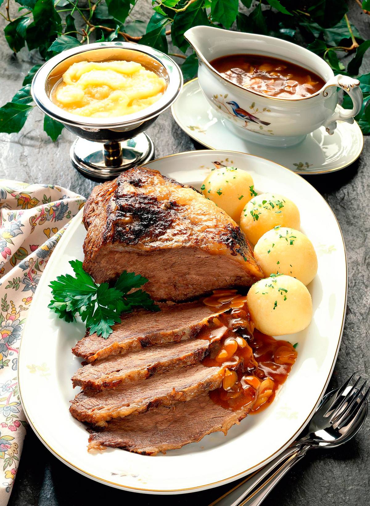 Sauerbraten mit Apfelmus und Klößen Rezept