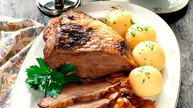 Sauerbraten mit Apfelmus und Klößen Rezept - Foto: LECKER @ Bauer Media Group