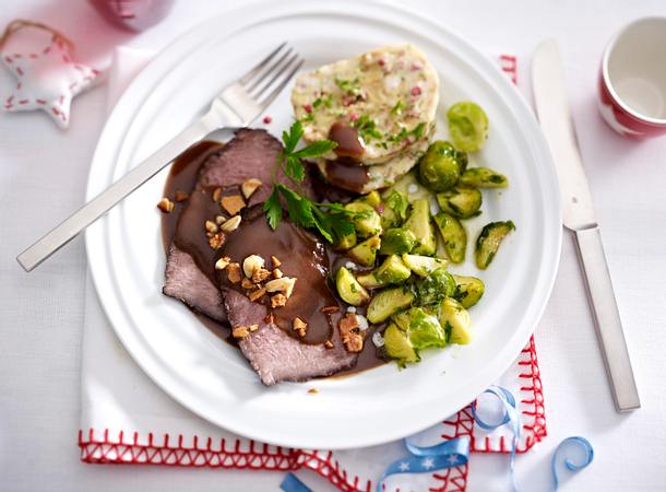 Sauerbraten mit Pfefferkuchensoße und Rosenkohl Rezept Sauerbraten mit Pfefferkuchensoße und Rosenkohl Rezept