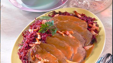 Sauerbraten mit Rotkohl und Kartoffelknödel Rezept - Foto: Scarlini