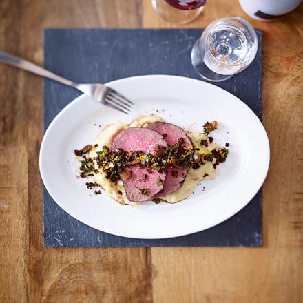Sauerbraten mit Selleriepüree und Pumpernickel-Rosinen-Gremolata Rezept