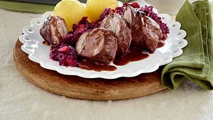 Sauerbraten-Rouladen mit Rotkohl Rezept - Foto: House of Food / Bauer Food Experts KG