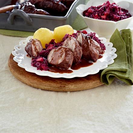 Sauerbraten-Rouladen zu Apfelrotkohl und Kartoffelklößen Rezept Sauerbraten-Rouladen zu Apfelrotkohl und Kartoffelklößen Rezept