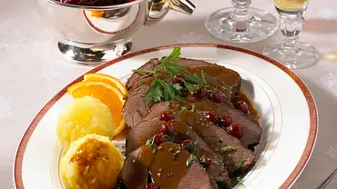 Sauerbraten vom Hirsch zu Kartoffelklößen Rezept - Foto: LECKER @ Bauer Media Group Sauerbraten vom Hirsch zu Kartoffelklößen Rezept - Foto: LECKER @ Bauer Media Group