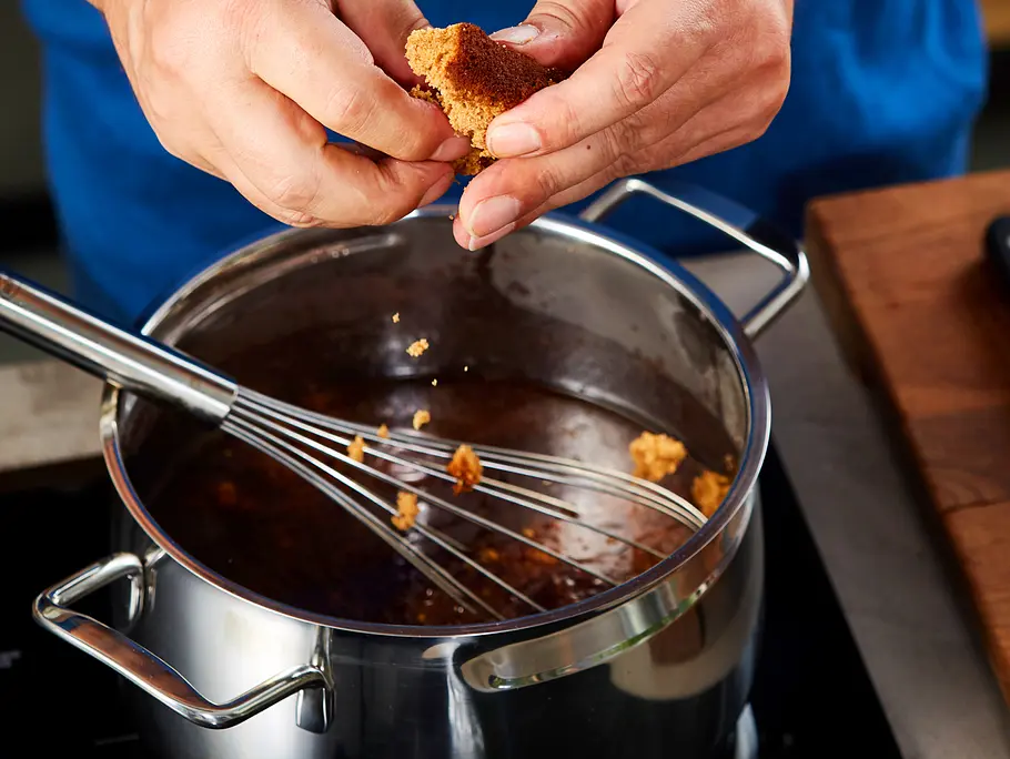 Honigkuchen wird in die Sauerbratensoße gekrümelt