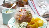 Sauerfleisch im Weckglas zu Röstkartoffeln Rezept - Foto: LECKER @ Bauer Media Group Sauerfleisch im Weckglas zu Röstkartoffeln Rezept - Foto: LECKER @ Bauer Media Group