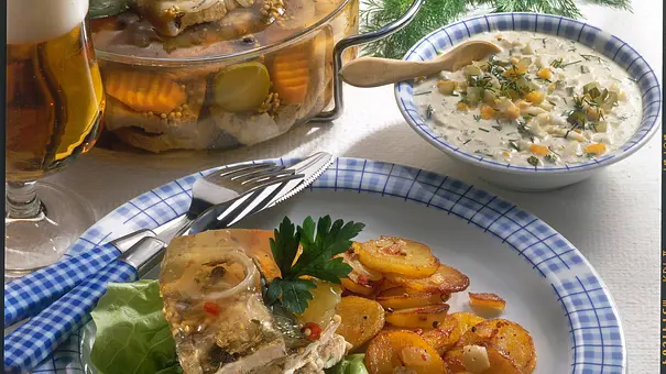 Sauerfleisch mit Bratkartoffeln Rezept - Foto: LECKER @ Bauer Media Group