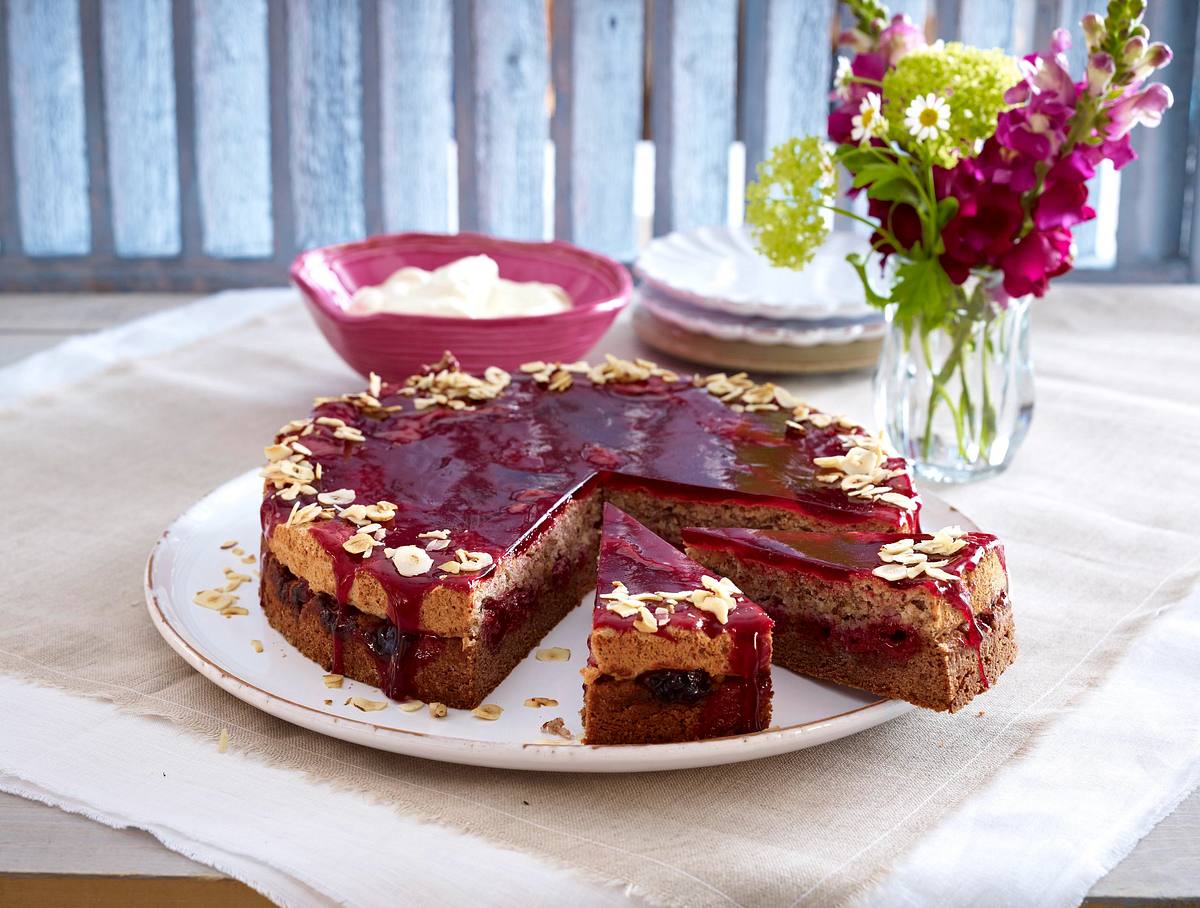 Sauerkirschkuchen mit Haselnuss-Baiserhaube Rezept