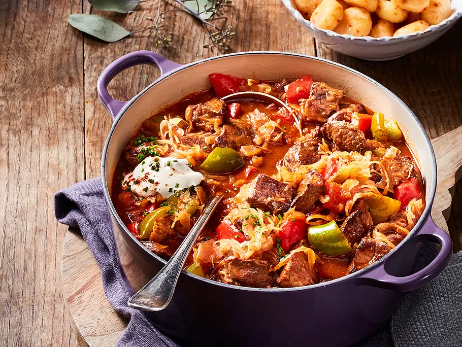 Sauerkraut-Gulasch-Topf mit Chili-Gnocchi Rezept