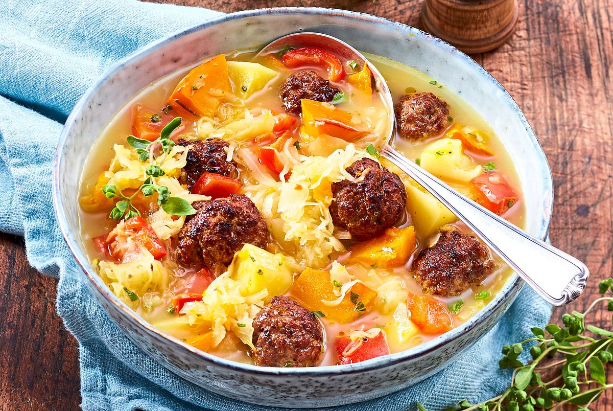 Sauerkraut-Hackbällchen-Topf mit Kürbis und Paprika Rezept