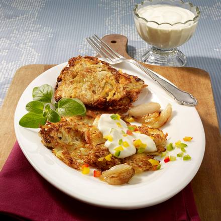 Sauerkraut-Kartoffel-Rösti mit Paprika-Tatar und karamellisierten Schalotten Rezept Sauerkraut-Kartoffel-Rösti mit Paprika-Tatar und karamellisierten Schalotten Rezept