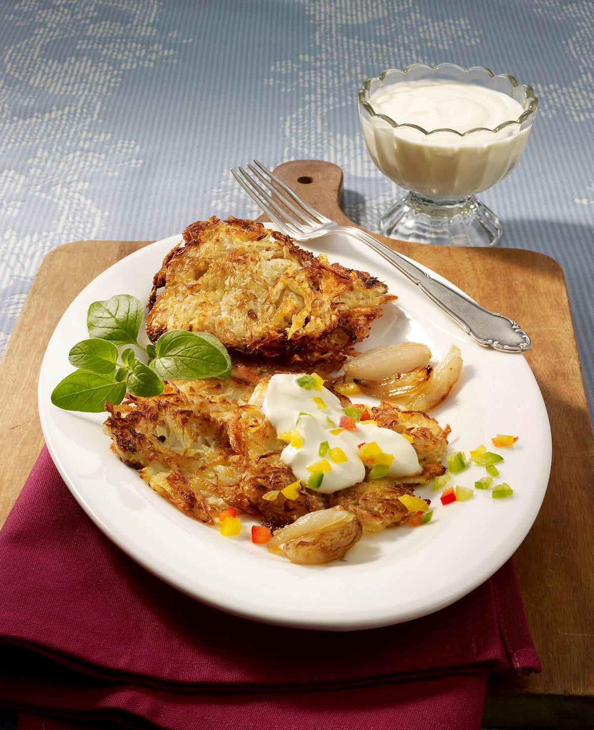 Sauerkraut-Kartoffel-Rösti mit Paprika-Tatar und karamellisierten Schalotten Rezept