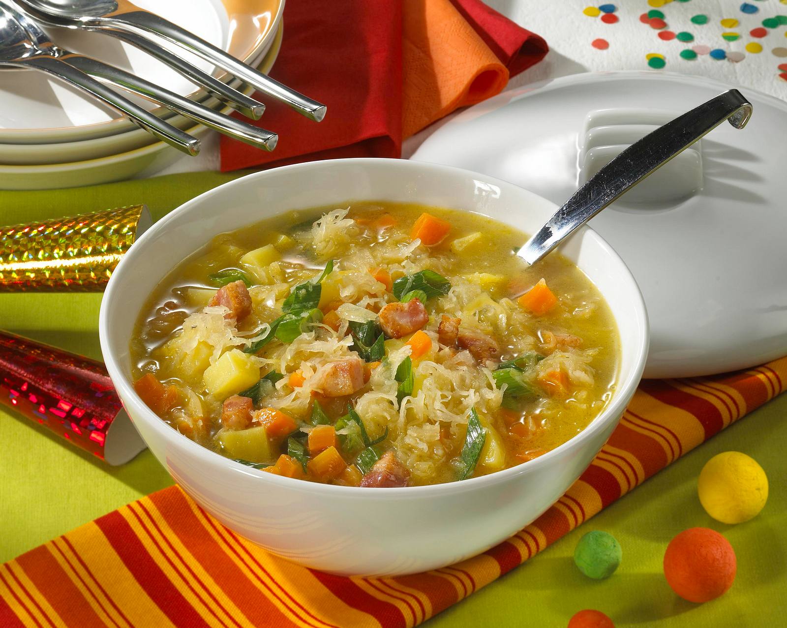 Sauerkraut-Kartoffel-Suppe mit Speck Rezept | LECKER