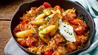 Gusseiserne Pfanne mit Sauerkraut, Schupfnudeln und Kasseler, garniert mit einem Klecks Schmand und frischer Petersilie - Foto: LECKER @ Bauer Media Group