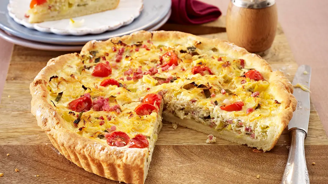 Sauerkraut-Quiche mit Schinken, Porree und Kirschtomaten Rezept - Foto: LECKER @ Bauer Media Group Sauerkraut-Quiche mit Schinken, Porree und Kirschtomaten Rezept - Foto: LECKER @ Bauer Media Group