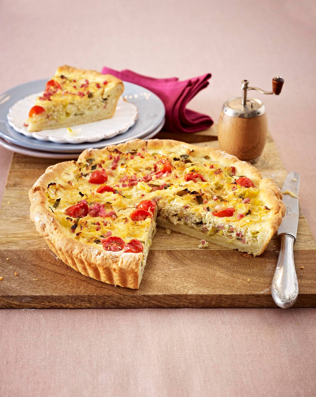 Sauerkraut-Quiche mit Schinken, Porree und Kirschtomaten Rezept | LECKER
