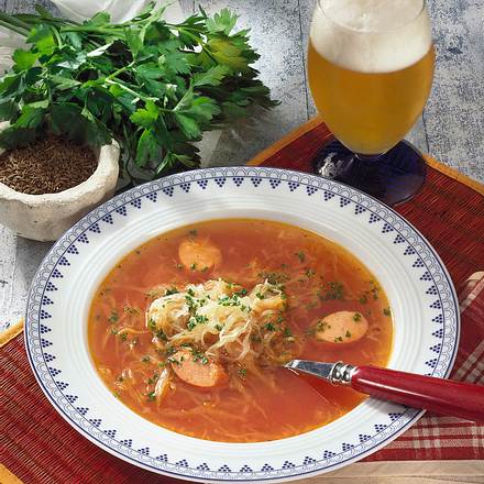 Sauerkraut-Suppe mit Würstchen Rezept Sauerkraut-Suppe mit Würstchen Rezept