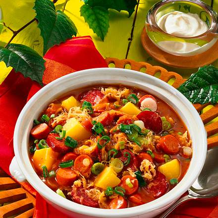 Sauerkraut-Würstchen-Gulasch Rezept Sauerkraut-Würstchen-Gulasch Rezept