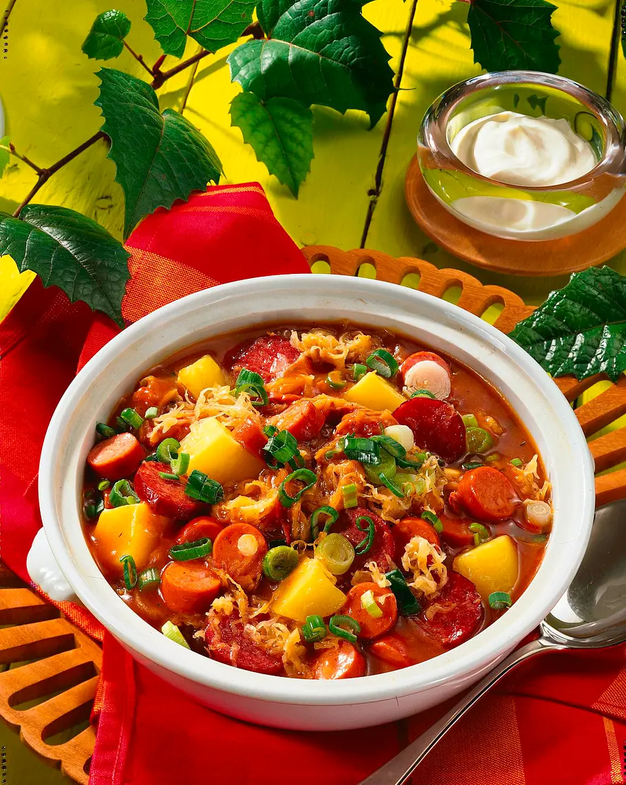 Sauerkraut-Würstchen-Gulasch Rezept Sauerkraut-Würstchen-Gulasch Rezept