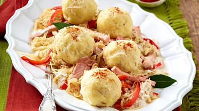 Sauerkrautknödel mit Kasseler-Paprika-Pfanne Rezept - Foto: LECKER @ Bauer Media Group