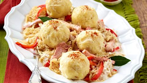 Sauerkrautknödel mit Kasseler-Paprika-Pfanne Rezept - Foto: House of Food / Bauer Food Experts KG