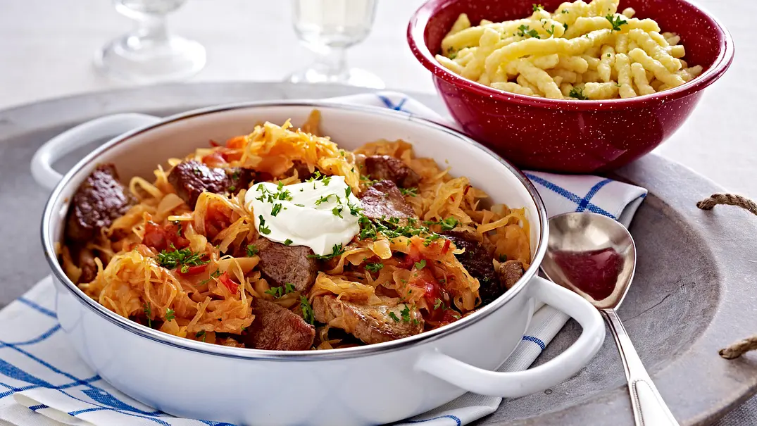 Sauerkrautpfanne mit Schweinefilet Rezept - Foto: LECKER @ Bauer Media Group Sauerkrautpfanne mit Schweinefilet Rezept - Foto: LECKER @ Bauer Media Group