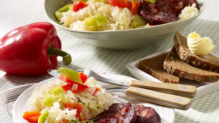 Sauerkrautsalat mit Blutwurst Rezept - Foto: House of Food / Bauer Food Experts KG