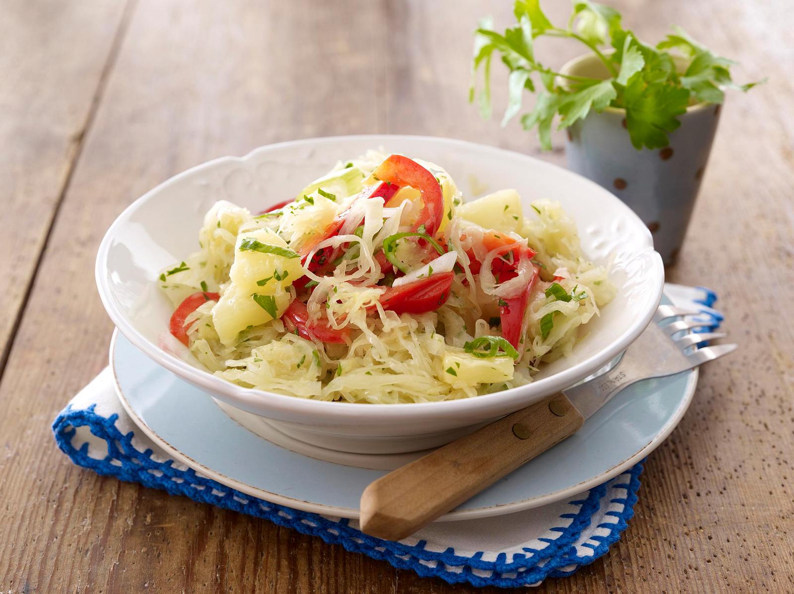 Sauerkrautsalat mit Paprika und Ananas Rezept | LECKER