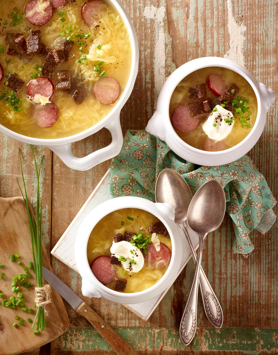 Sauerkrautsuppe mit Cabanossi und Pumpernickel-Croûtons Rezept | LECKER